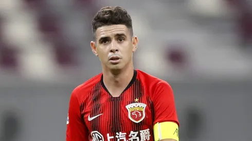 DOHA, QATAR - NOVEMBER 22: Shanghai's midfielder Oscar during the AFC Champions League Group H match between Jeonbuk Hyundai Motors and Shanghai SIPG at the Khalifa International Stadium on November 22, 2020 in Doha, Qatar. (Photo by Mohamed Farag/Getty Images)
