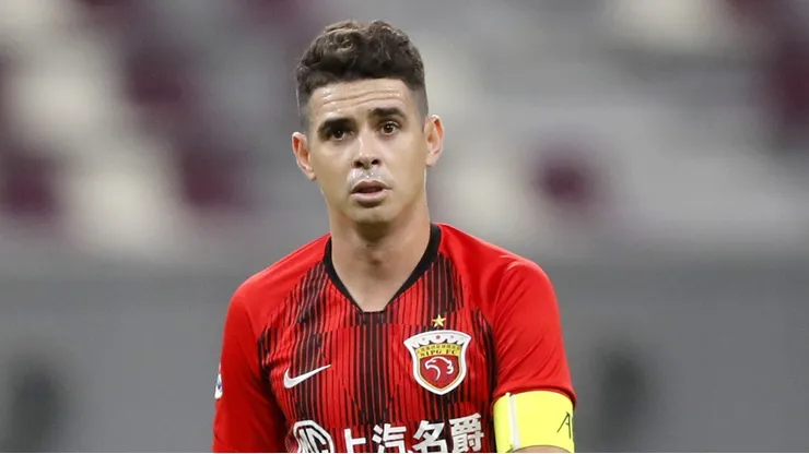 DOHA, QATAR - NOVEMBER 22: Shanghai's midfielder Oscar during the AFC Champions League Group H match between Jeonbuk Hyundai Motors and Shanghai SIPG at the Khalifa International Stadium on November 22, 2020 in Doha, Qatar. (Photo by Mohamed Farag/Getty Images)