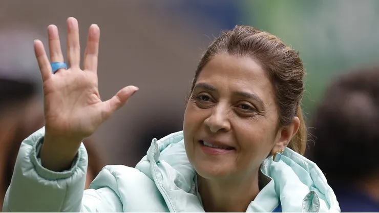 SAO PAULO, BRAZIL - AUGUST 07: Leila Pereira, President of Palmeiras, waves to the fans of his team before the match between Palmeiras and Goias as part of Brasileirao Series A 2022 at Allianz Parque on August 07, 2022 in Sao Paulo, Brazil. (Photo by Ricardo Moreira/Getty Images)