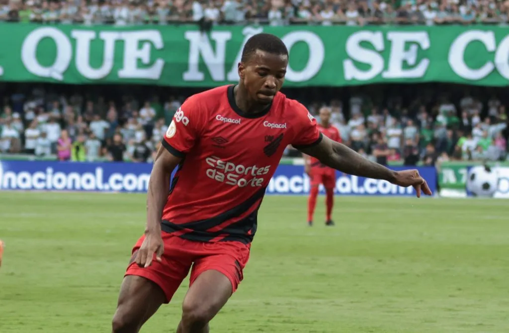 Cacá em ação no Atletiba. Foto: Robson Mafra/AGIF