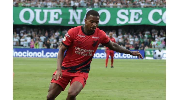 Cacá em ação no Atletiba. Foto: Robson Mafra/AGIF