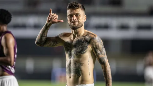 SP - SANTOS - 26/04/2023 - COPA DO BRASIL 2023, SANTOS X BOTAFOGO-SP - Lucas Lima jogador do Santos comemora vitoria ao final da partida contra o Botafogo-SP no estadio Vila Belmiro pelo campeonato Copa do Brasil 2023. Foto: Abner Dourado/AGIF