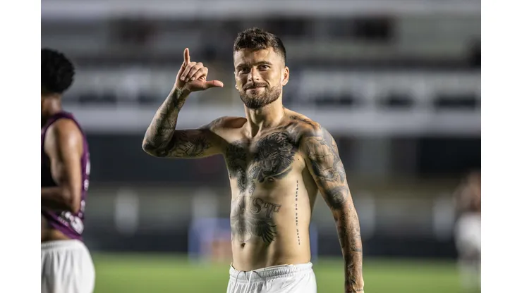 SP - SANTOS - 26/04/2023 - COPA DO BRASIL 2023, SANTOS X BOTAFOGO-SP - Lucas Lima jogador do Santos comemora vitoria ao final da partida contra o Botafogo-SP no estadio Vila Belmiro pelo campeonato Copa do Brasil 2023. Foto: Abner Dourado/AGIF