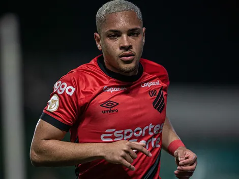 Wesley Carvalho não quer nem saber e "ignora" ausência de Vitor Roque no Athletico