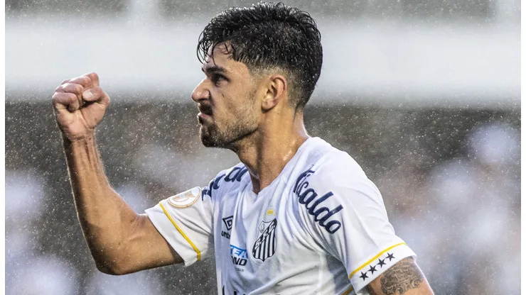 João Basso é um dos símbolos de garra do atual elenco do Santos na briga pela permanência na Série A