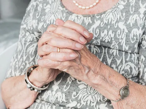 Vovó centenária vive rotina intensa com jogos de poker e ainda investe no mercado de ações