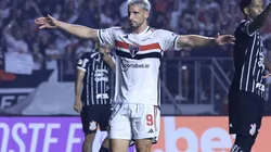 SP - SAO PAULO - 30/09/2023 - BRASILEIRO A 2023, SAO PAULO X CORINTHIANS - Calleri Jogador do Sao Paulo comemoram vitoria ao final da partida contra o Corinthians no estadio Morumbi pelo campeonato Brasileiro A 2023. Foto: Marcello Zambrana/AGIF