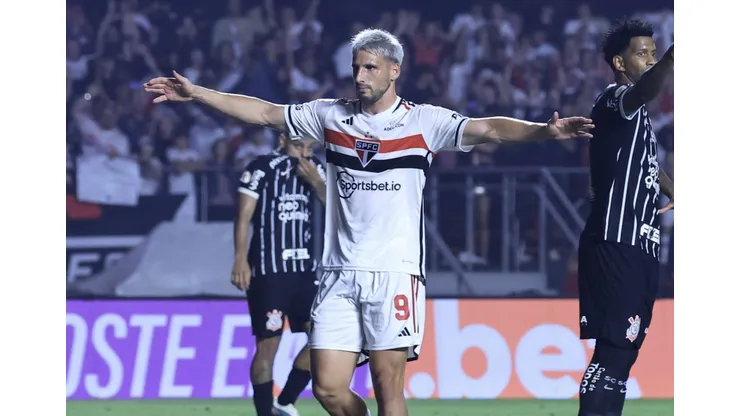 SP - SAO PAULO - 30/09/2023 - BRASILEIRO A 2023, SAO PAULO X CORINTHIANS - Calleri Jogador do Sao Paulo comemoram vitoria ao final da partida contra o Corinthians no estadio Morumbi pelo campeonato Brasileiro A 2023. Foto: Marcello Zambrana/AGIF