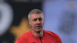 SP - SANTOS - 01/10/2023 - BRASILEIRO A 2023, SANTOS X VASCO - O arbitro Anderson Daronco durante partida entre Santos e Vasco no estadio Vila Belmiro pelo campeonato Brasileiro A 2023. Foto: Ettore Chiereguini/AGIF
