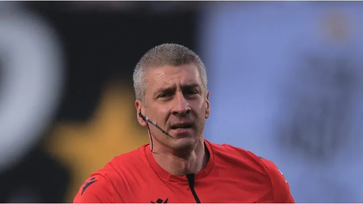 SP - SANTOS - 01/10/2023 - BRASILEIRO A 2023, SANTOS X VASCO - O arbitro Anderson Daronco durante partida entre Santos e Vasco no estadio Vila Belmiro pelo campeonato Brasileiro A 2023. Foto: Ettore Chiereguini/AGIF