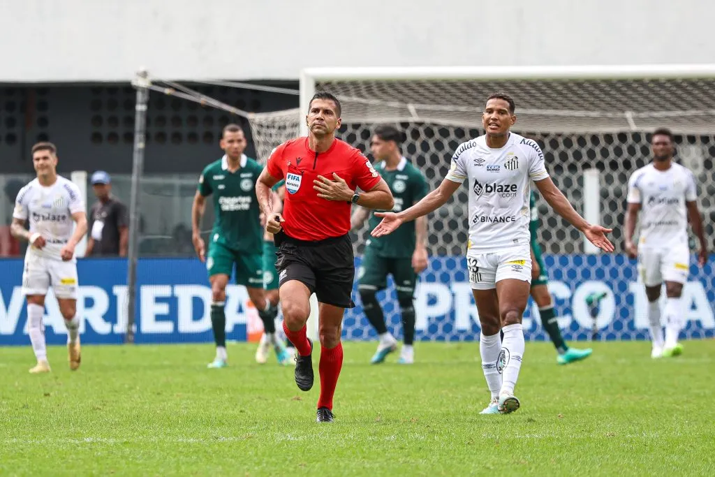 SP – SANTOS – 09/07/2023 – BRASILEIRO A 2023, SANTOS X GOIAS – O arbitro Bruno Arleu de Araujo correndo em direcao a cabine do VAR para fazer checagem de lance de penalti a favor do Santos, durante partida entre Santos e Goias no estadio Vila Belmiro pelo campeonato Brasileiro A 2023. Foto: Fernanda Luz/AGIF