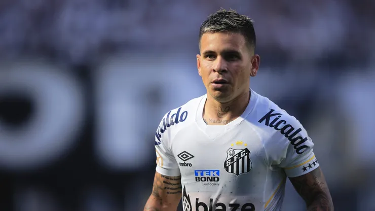 SP - SANTOS - 01/10/2023 - BRASILEIRO A 2023, SANTOS X VASCO - Soltedo jogador do Santos durante partida contra o Vasco no estadio Vila Belmiro pelo campeonato Brasileiro A 2023. Foto: Ettore Chiereguini/AGIF