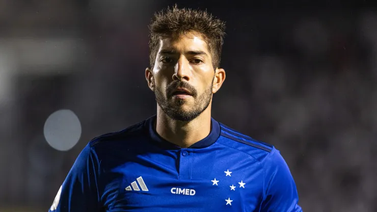 Foto: Abner Dourado/AGIF - Lucas Silva jogador do Cruzeiro durante partida contra o Santos no estadio Vila Belmiro pelo campeonato Brasileiro A 2023.