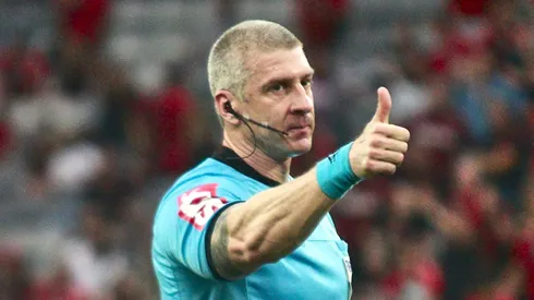 Foto: Gabriel Machado/AGIF - O arbitro Anderson Daronco durante partida entre Athletico-PR e Botafogo no estadio Arena da Baixada pelo campeonato Brasileiro A 2022.