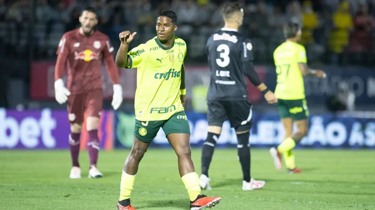 SP - BRAGANCA PAULISTA - 01/10/2023 - BRASILEIRO A 2023, BRAGANTINO X PALMEIRAS - Endrick jogador do Palmeiras comemora seu gol durante partida contra o Bragantino no estadio Nabi Abi Chedid pelo campeonato Brasileiro A 2023. Foto: Fabio Moreira Pinto/AGIF