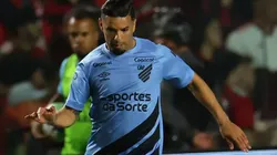 Bruno Peres +1 viram ALVOS na torcida do Athletico contra rival e web fica PISTOLA