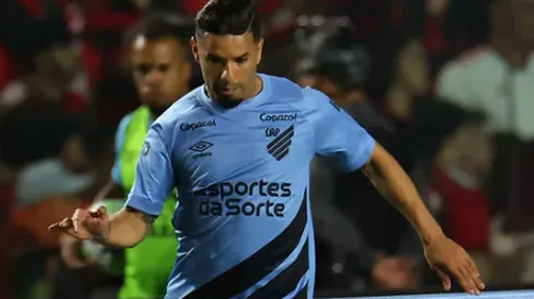 Bruno Peres +1 viram ALVOS na torcida do Athletico contra rival e web fica PISTOLA