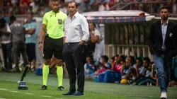 Ramon Diaz e Emiliano, na beira do campo (Foto: Leandro Amorim/CRVG)