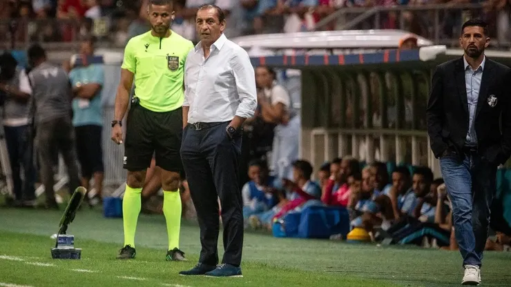 Ramon Diaz e Emiliano, na beira do campo (Foto: Leandro Amorim/CRVG)