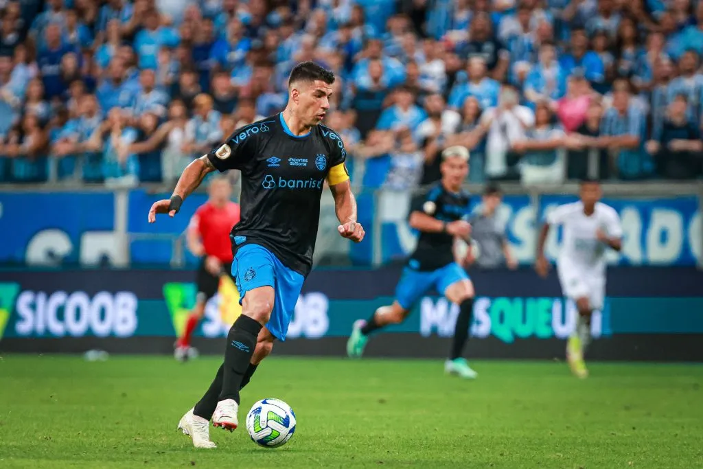 Suárez em ação pelo Grêmio contra o Goiás – Foto: Maxi Franzoi/AGIF