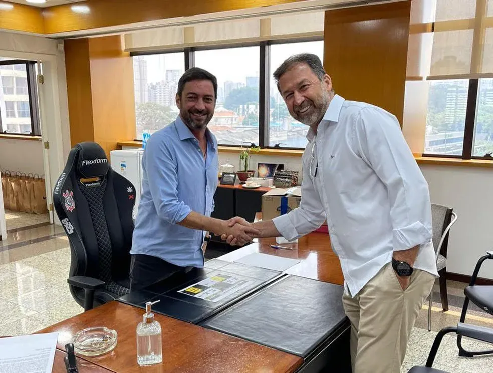 Duílio e Augusto Melo se encontram no CT – Foto: Reprodução