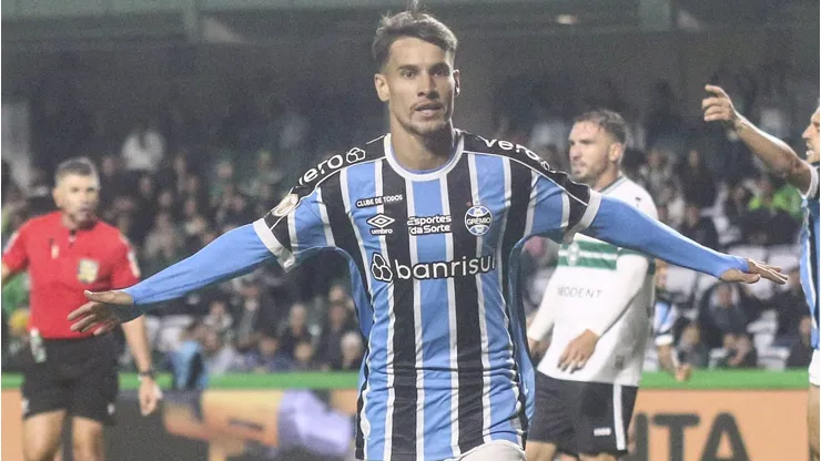 Ferreira jogador do Gremio comemora seu gol durante partida contra o Coritiba no estadio Couto Pereira pelo campeonato Brasileiro A 2023. Foto: Gabriel Machado/AGIF