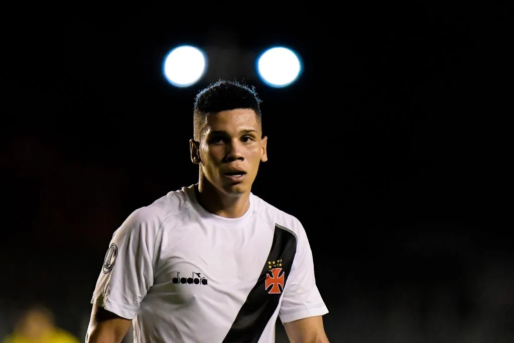 Paulinho com o manto Cruz-Maltino, em 2018. O então jovem jogador saiu no mesmo ano para atuar na Europa  – Foto: Thiago Ribeiro/AGIF