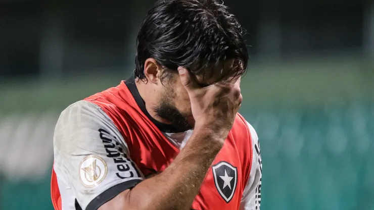 Foto: Robson Mafra/AGIF - Gabriel Pires, do Botafogo, lamentando em jogo contra o Coritiba no Campeonato Brasileiro