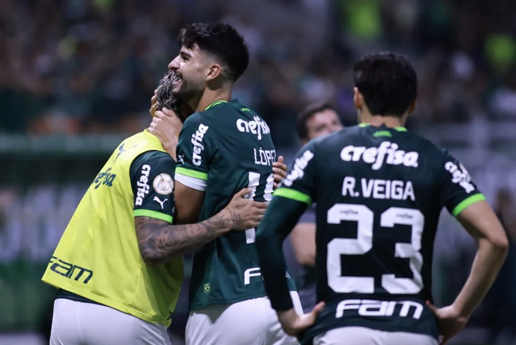 Lopez jogador do Palmeiras comemora seu gol com jogadores do seu time durante partida contra o America-MG no estadio Arena Allianz Parque pelo campeonato Brasileiro A 2023. Foto: Marcello Zambrana/AGIF