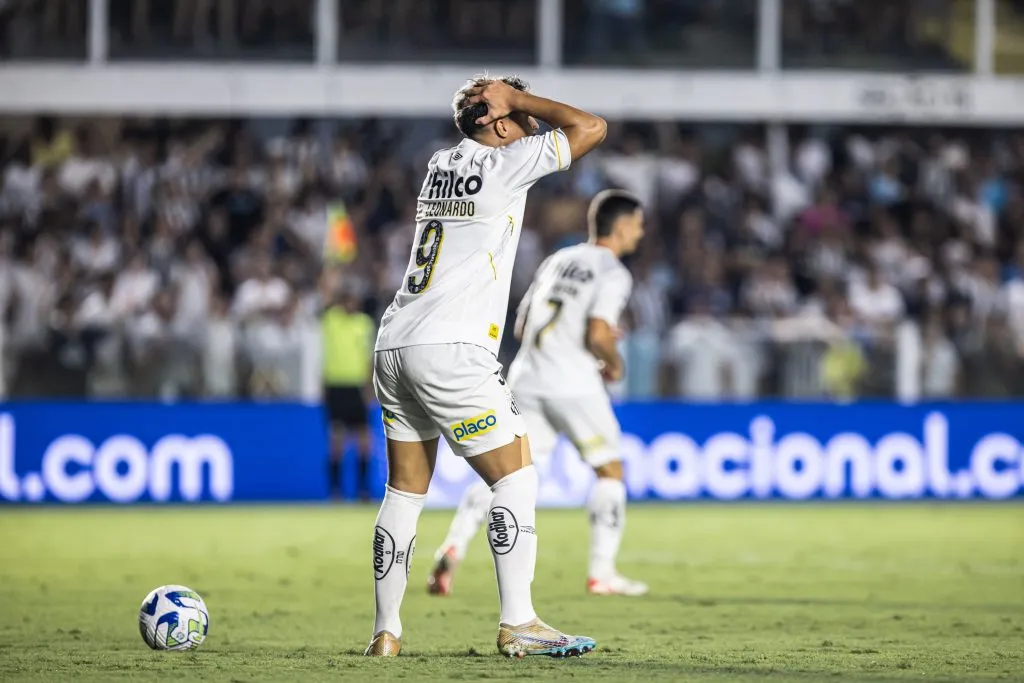SP – SANTOS – 29/11/2023 – BRASILEIRO A 2023, SANTOS X FLUMINENSE – Marcos Leonardo jogador do Santos lamenta durante partida contra o Fluminense no estadio Vila Belmiro pelo campeonato Brasileiro A 2023. Foto: Abner Dourado/AGIF