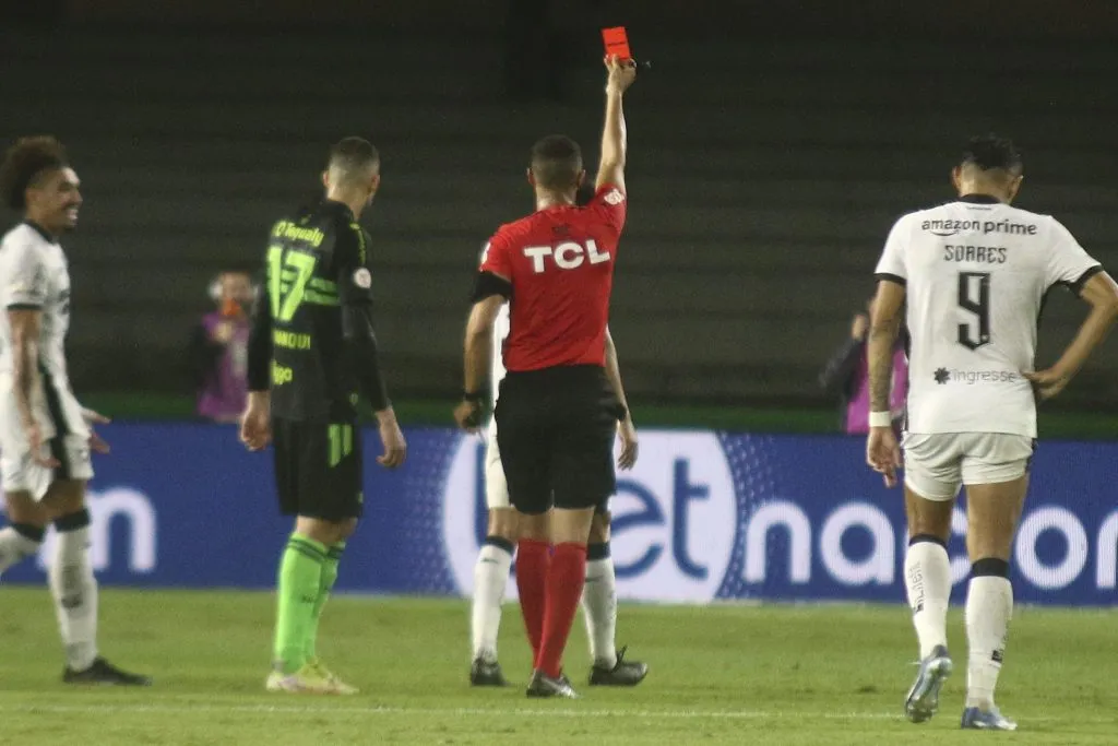 Eduardo jogador do Botafogo recebe cartao vermelho do arbitro durante partida contra o Coritiba no estadio Couto Pereira pelo campeonato Brasileiro A 2023. Foto: Gabriel Machado/AGIF