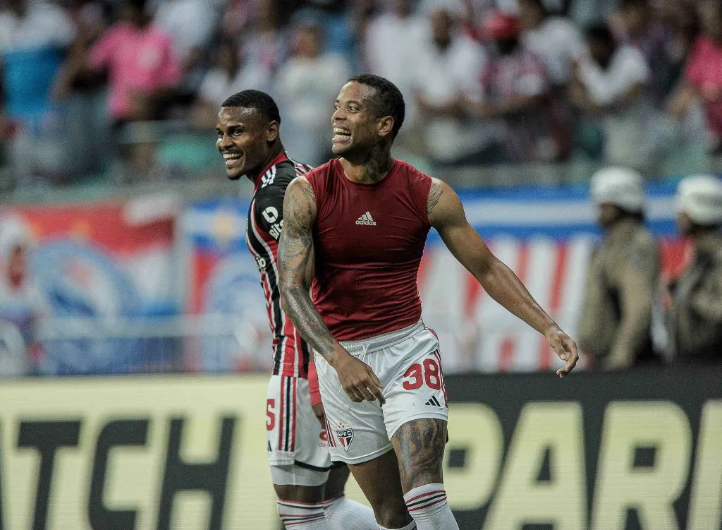 Caio Paulista jogador do Sao Paulo comemora seu gol com jogadores do seu time durante partida contra o Bahia no estadio Arena Fonte Nova pelo campeonato Brasileiro A 2023. Jhony Pinho/AGIF