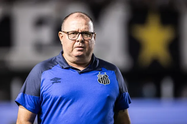 Marcelo Fernandes, técnico do Santos, durante partida contra o Fluminense no estádio Vila Belmiro pelo campeonato Brasileiro A 2023.  Foto: Abner Dourado/AGIF