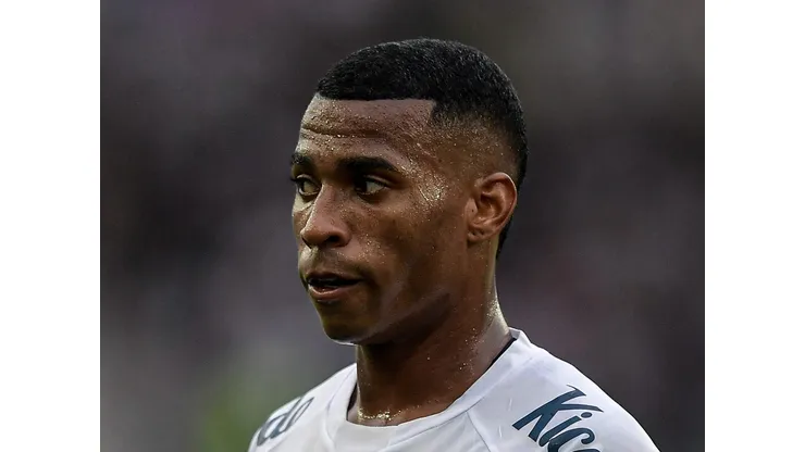 Jean Lucas, meio-campista do Santos, durante partida contra o Botafogo no estadio Engenhao pelo campeonato Brasileiro A 2023. Foto: Thiago Ribeiro/AGIF