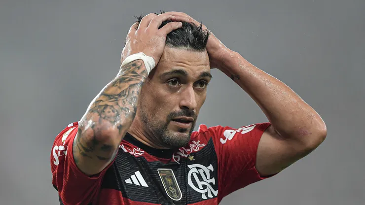 Arrascaeta, em ação pelo Flamengo - Foto: Thiago Ribeiro/AGIF