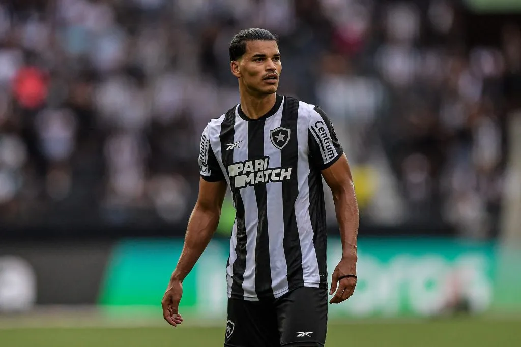 Danilo Barbosa jogador do Botafogo durante partida contra o Santos no estadio Engenhao pelo campeonato Brasileiro A 2023. Thiago Ribeiro/AGIF