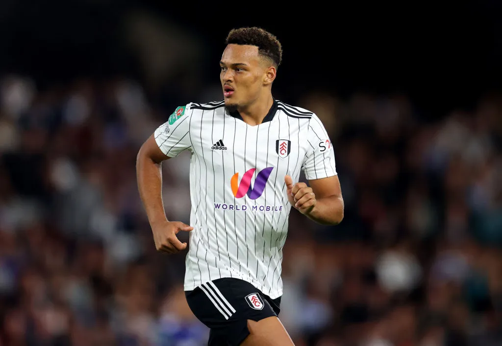 Rodrigo Muniz em ação pelo Fulham, o Grêmio voltou a considerar uma possível investida pelo atacante (Photo by Catherine Ivill/Getty Images)