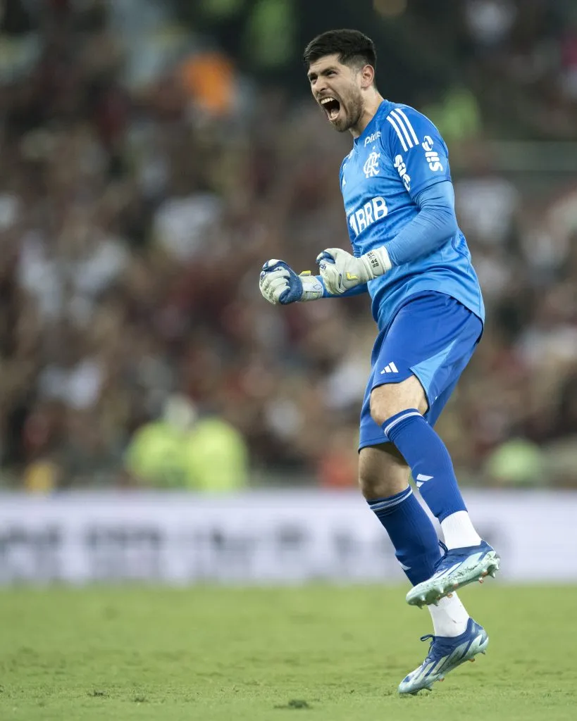 Rossi, goleiro do Flamengo, comemora gol durante partida contra o Fluminense no estádio Maracanã pelo campeonato Brasileiro A 2023.  Foto: Jorge Rodrigues/AGIF
