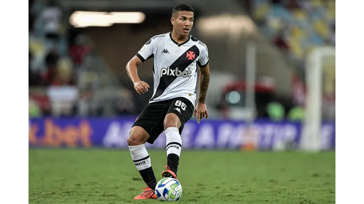 Mateus Carvalho tem sido titular no Vasco com Rafael Paiva