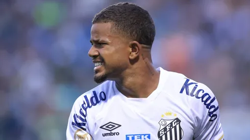 Kevyson foi excluído do time titular do Santos contra o Fluminense - Foto: Marcello Zambrana/AGIF