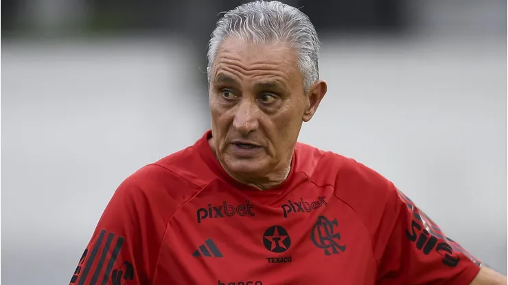 Tite em treino do Mengão. O treinador pode perder jogadores importantes - Foto: Marcelo Cortes