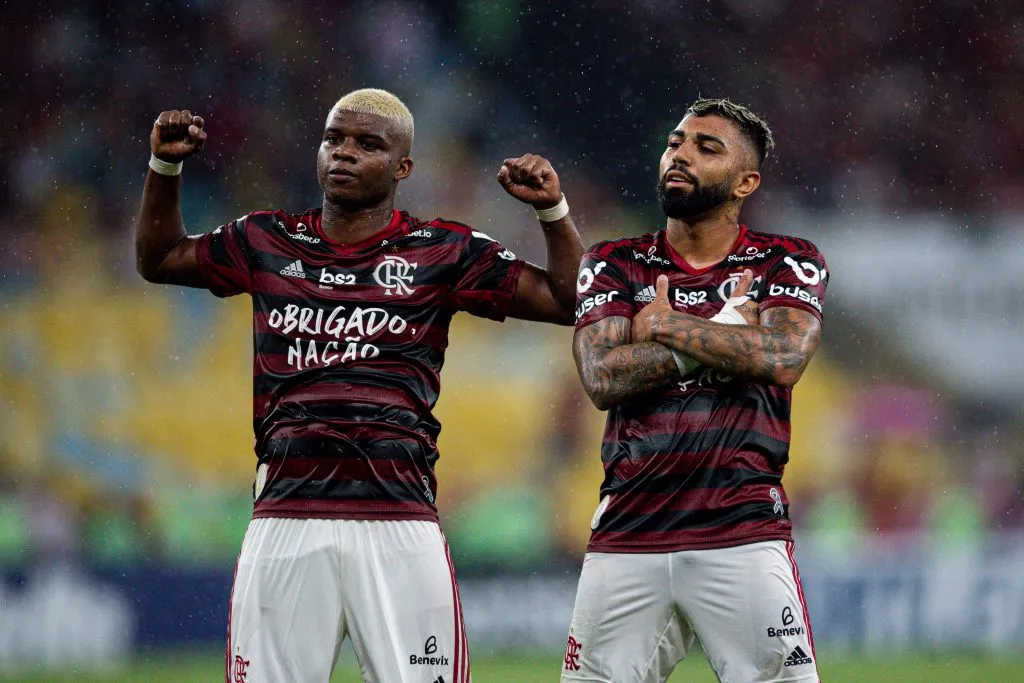Lincoln jogador do Flamengo comemora seu gol com o jogador Gabriel Barbosa durante partida contra o Avai no estadio Maracana pelo campeonato Brasileiro A 2019. Foto: Thiago Ribeiro/AGIF