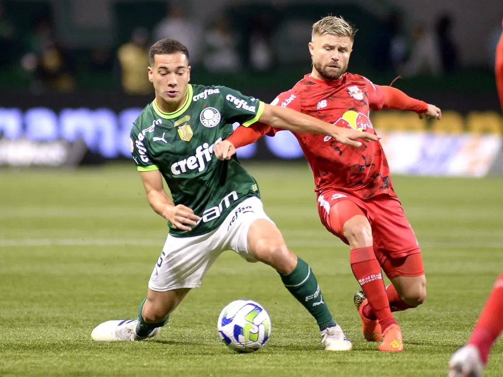 Fabinho em ação pelo Verdão. A cria da Academia despertou o interesse no mercado e o Alviverde se posicionou – Foto: Alan Morici/AGIF