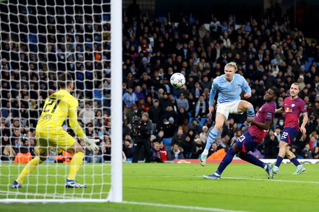 Haaland marca mais um gol na temporada em duelo contra o RB Leipzig, pela Champions (Foto: Catherine Ivill/Getty Images)