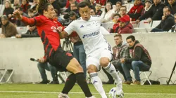 PR - CURITIBA - 29/07/2023 - BRASILEIRO A 2023, ATHLETICO-PR X CRUZEIRO - Augustin Canobbio jogador do Athletico-PR disputa lance com Marlon jogador do Cruzeiro durante partida no estadio Arena da Baixada pelo campeonato Brasileiro A 2023. Foto: Gabriel Machado/AGIF