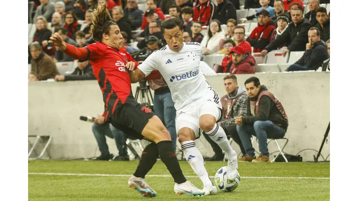 PR - CURITIBA - 29/07/2023 - BRASILEIRO A 2023, ATHLETICO-PR X CRUZEIRO - Augustin Canobbio jogador do Athletico-PR disputa lance com Marlon jogador do Cruzeiro durante partida no estadio Arena da Baixada pelo campeonato Brasileiro A 2023. Foto: Gabriel Machado/AGIF