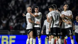 Jogadores do Corinthians comemoram vitória ao final da partida contra o Vasco em São Januário pelo Campeonato Brasileiro – Foto: Thiago Ribeiro/AGIF