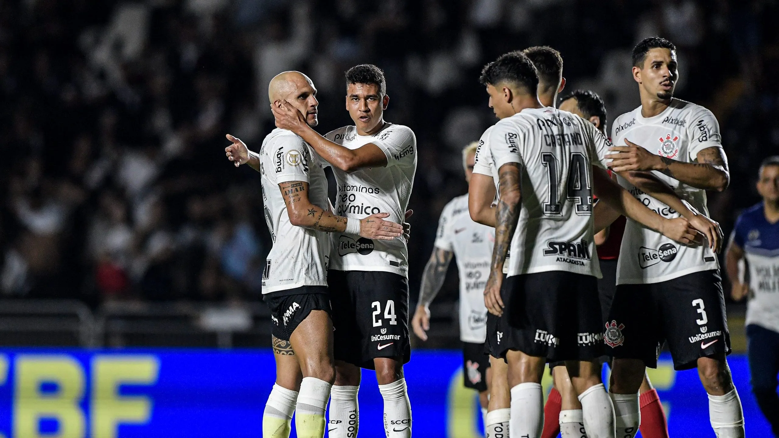Jogadores do Corinthians comemoram vitória ao final da partida contra o Vasco em São Januário pelo Campeonato Brasileiro – Foto: Thiago Ribeiro/AGIF