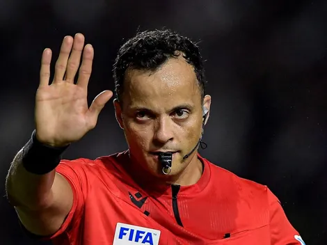 Sávio Pereira Sampaio recebe a fúria da torcida do Vasco ao não dar pênalti em Moscardo