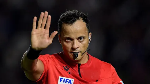 Foto: Thiago Ribeiro/AGIF - Sávio Pereira Sampaio apita jogo do Vasco